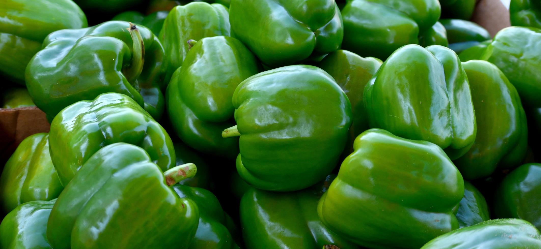 poivrons verts au marché photo