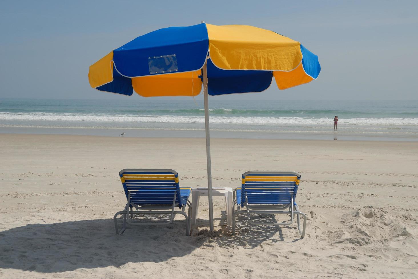 chaises de plage et parasol photo