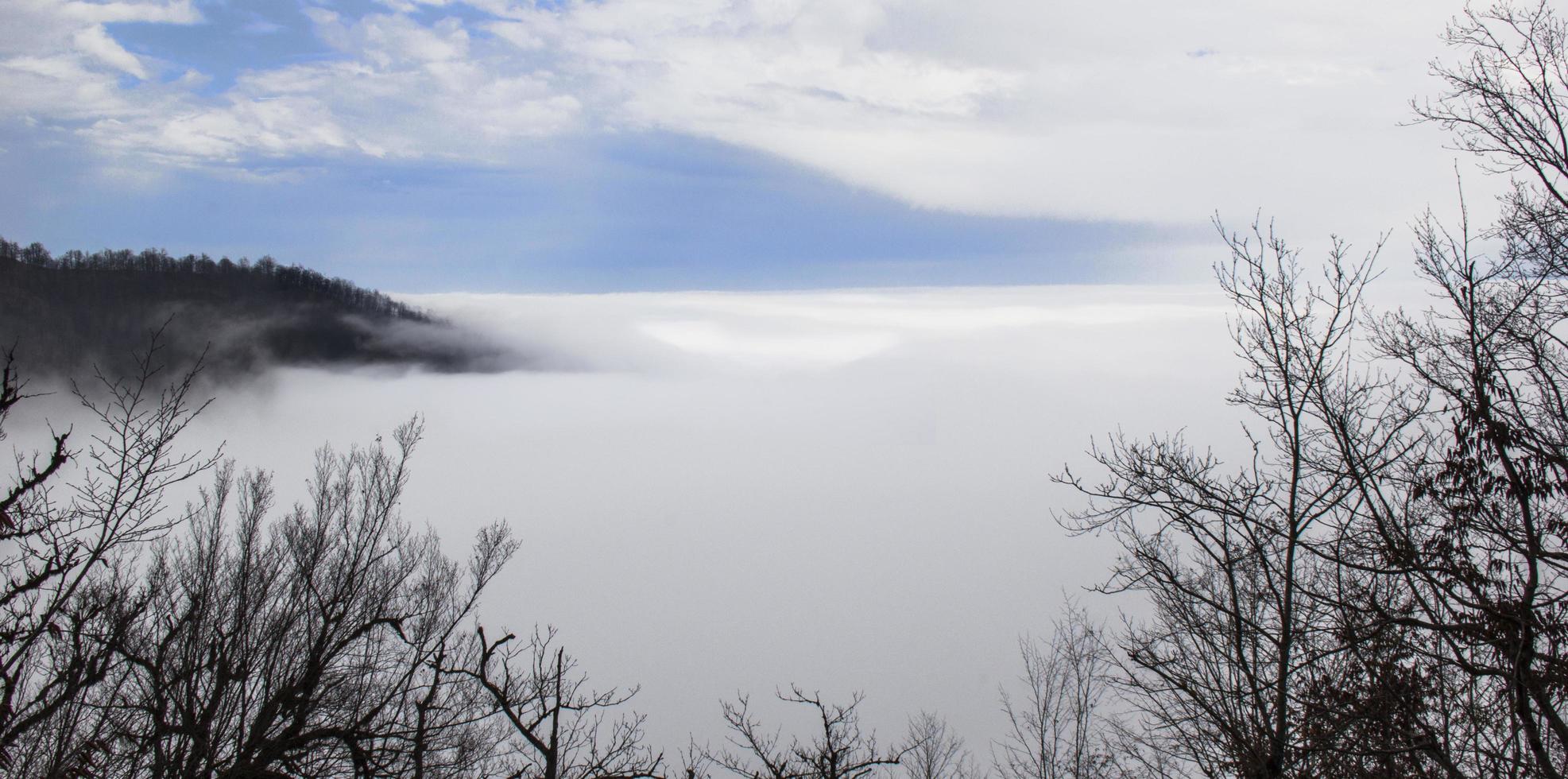 sur le brouillard dans la ville de Mazandaran photo