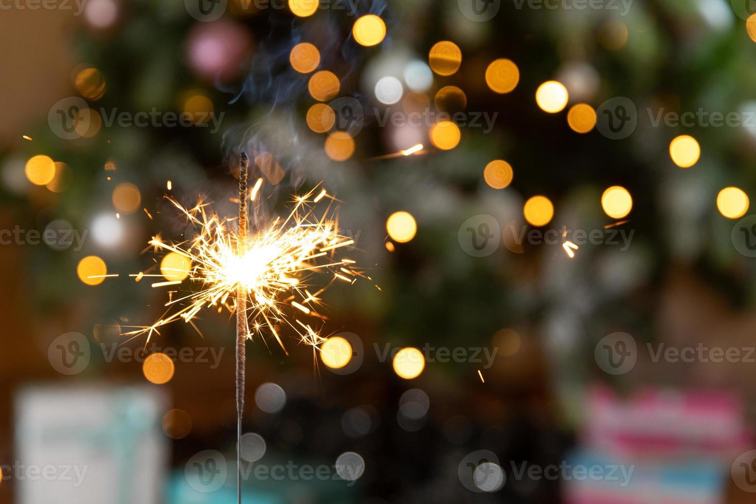 la bougie de cierges scintillants de noël brûle dans le fond de l