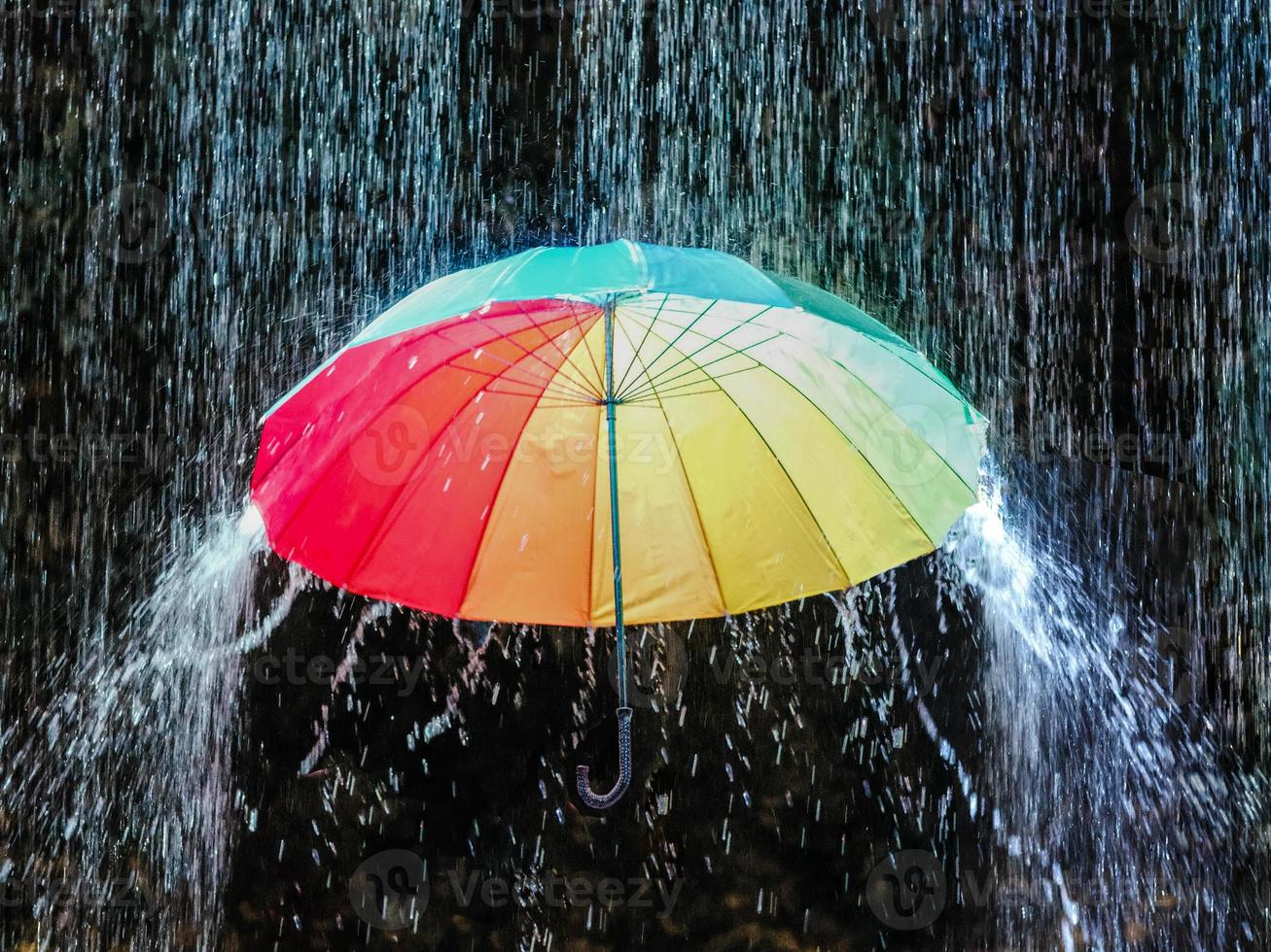 un parapluie coloré sous la pluie battante de la mousson photo