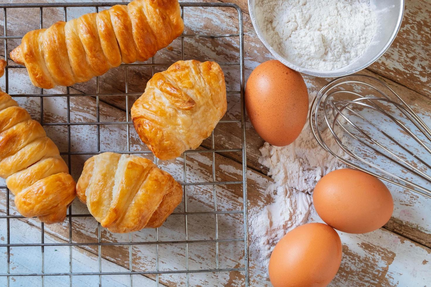 pain maison avec oeuf et bol de farine photo