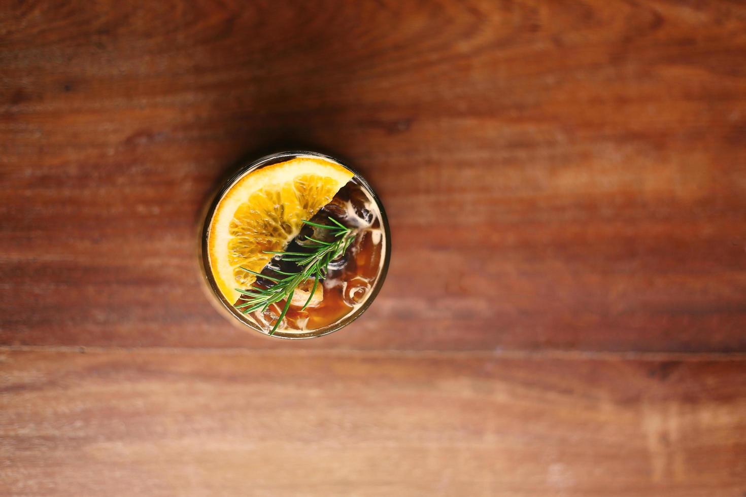 Vue de dessus du cocktail de café sur le dessus de table en bois photo