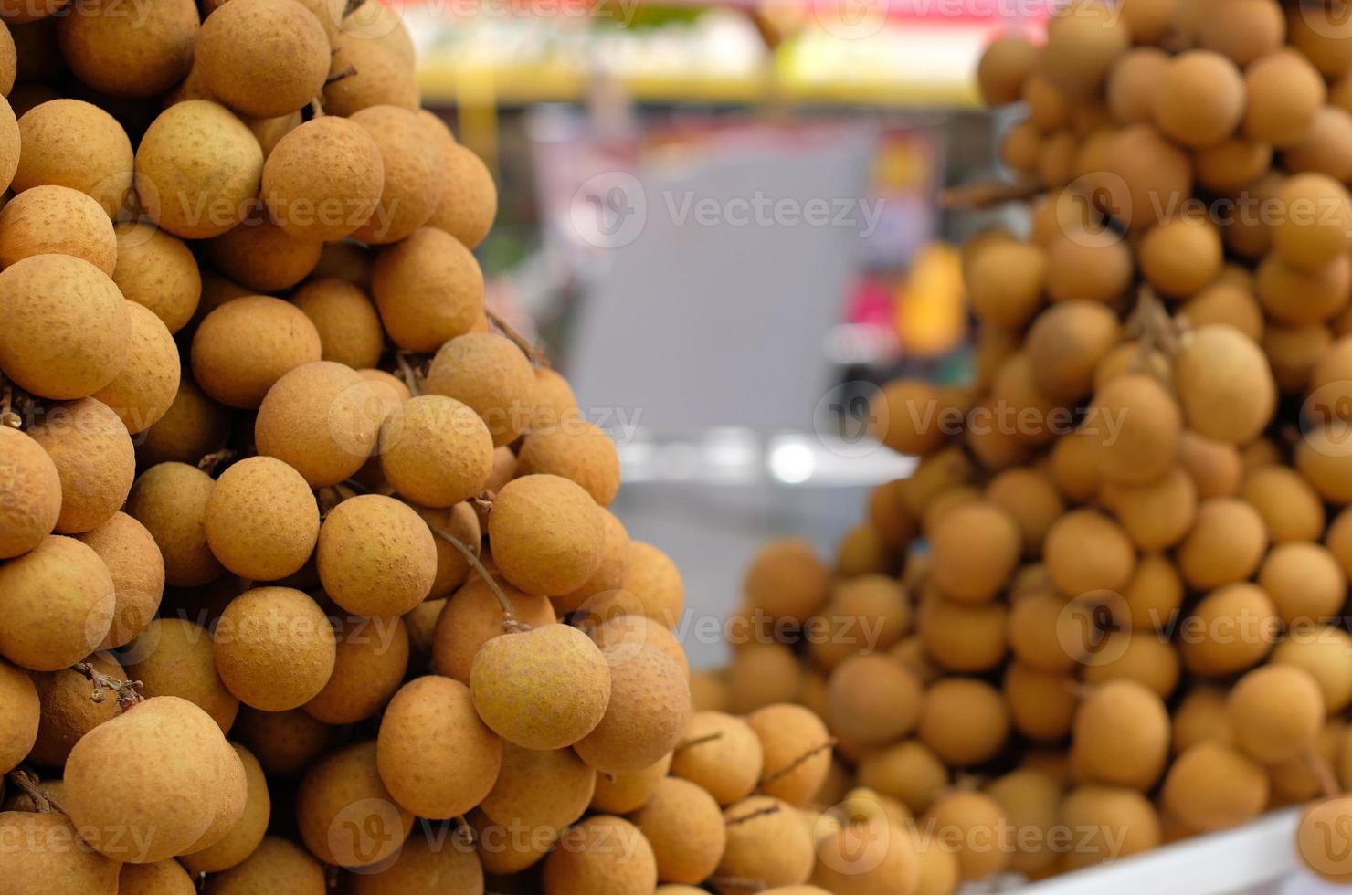 longane frais sur le marché. gros plan sur les fruits longan ou les fruits kelengkeng. photo