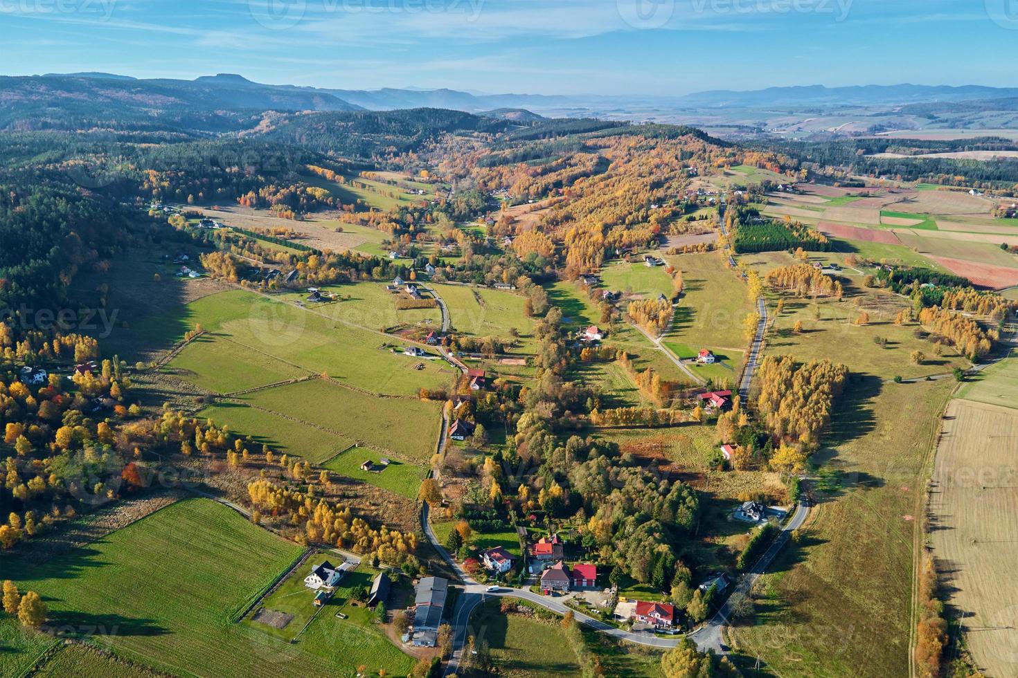 village de montagne et champs agricoles, vue aérienne. paysage naturel photo