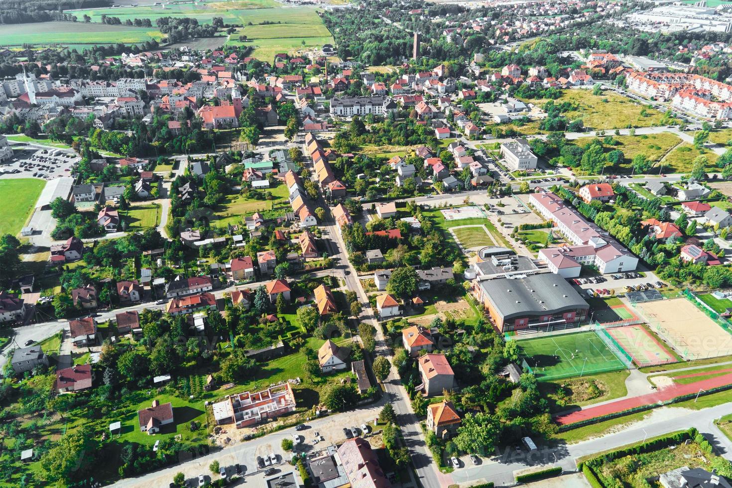 vue aérienne du quartier résidentiel moderne de la ville d'europe photo