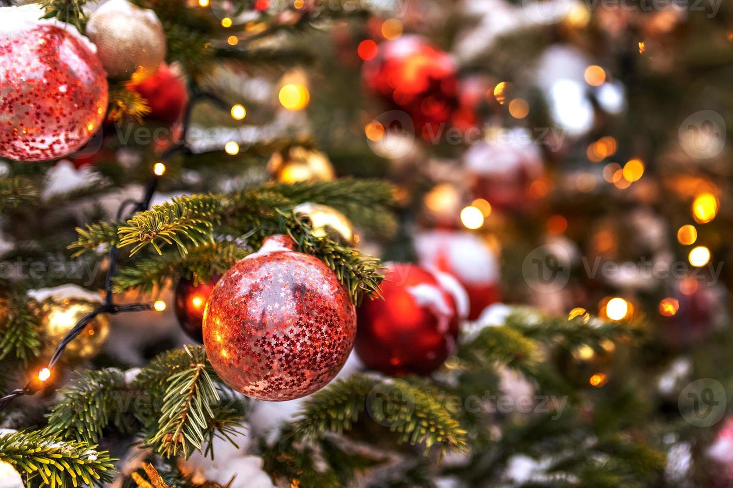 fond de noël d'un sapin de noël décoré de jouets de noël. vacances d'hiver. nouvel An. photo