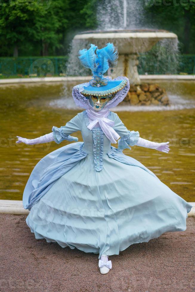 femme dans un masque vénitien et une belle robe de carnaval photo