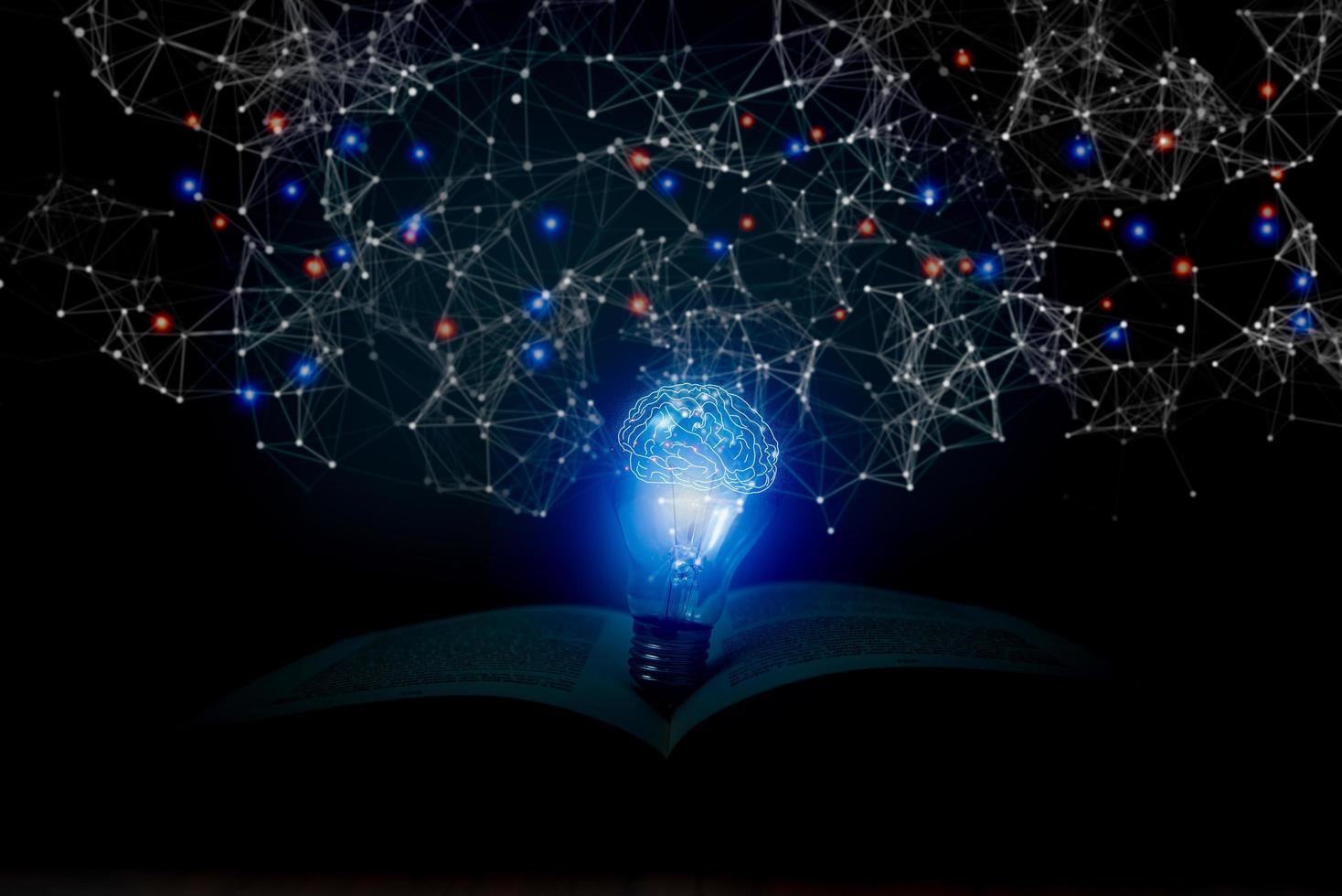 ampoule sur livre ouvert avec cerveau virtuel et concept d'éducation de réseau de ligne de connexion. stratégie d'innovation d'idée de pensée créative. photo