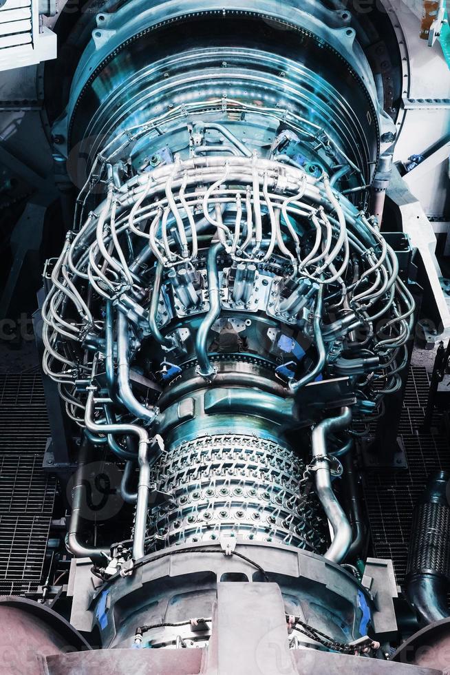 le corps de turbine avec un turbocompresseur et un système d'alimentation en carburant de la chambre de combustion de la centrale. photo