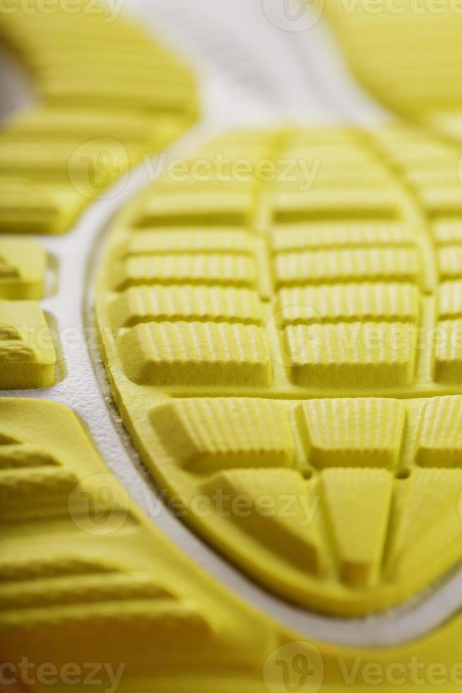 design texturé de la semelle de la bande de roulement d'une sneaker en macro jaune. photo