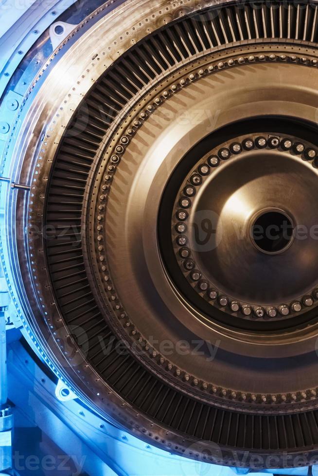 un disque rotor avec aubes d'un turboréacteur à turbine à gaz, vue intérieure. photo