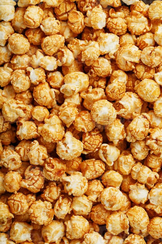 gros plan de pop-corn au caramel comme arrière-plan, texture plein écran. photo