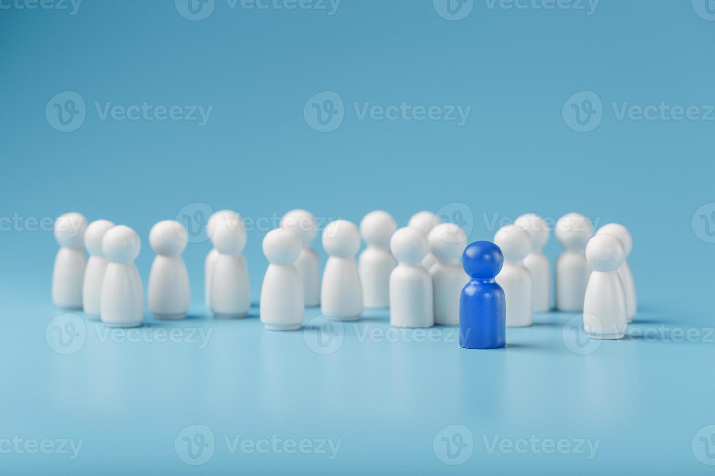 le leader en bleu dirige un groupe d'employés blancs vers la victoire, les rh, le recrutement du personnel. la notion de leadership. photo