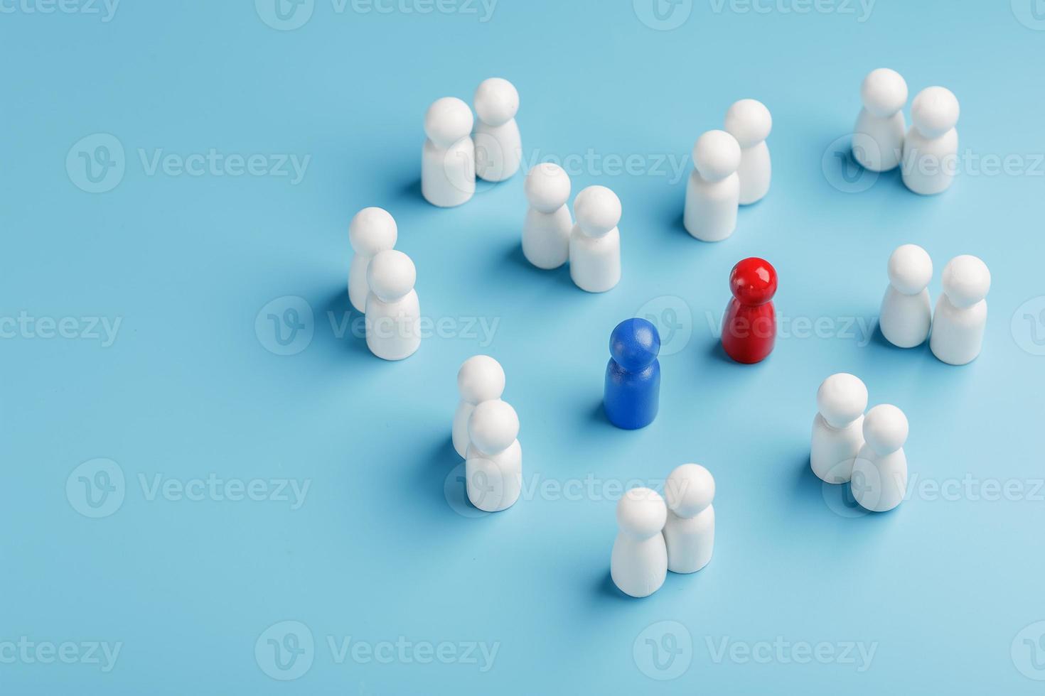 choisir un partenaire sexuel pour l'amour, les relations d'une telle foule de gens monotones. une femme rouge et un homme bleu dans une foule de blancs. photo