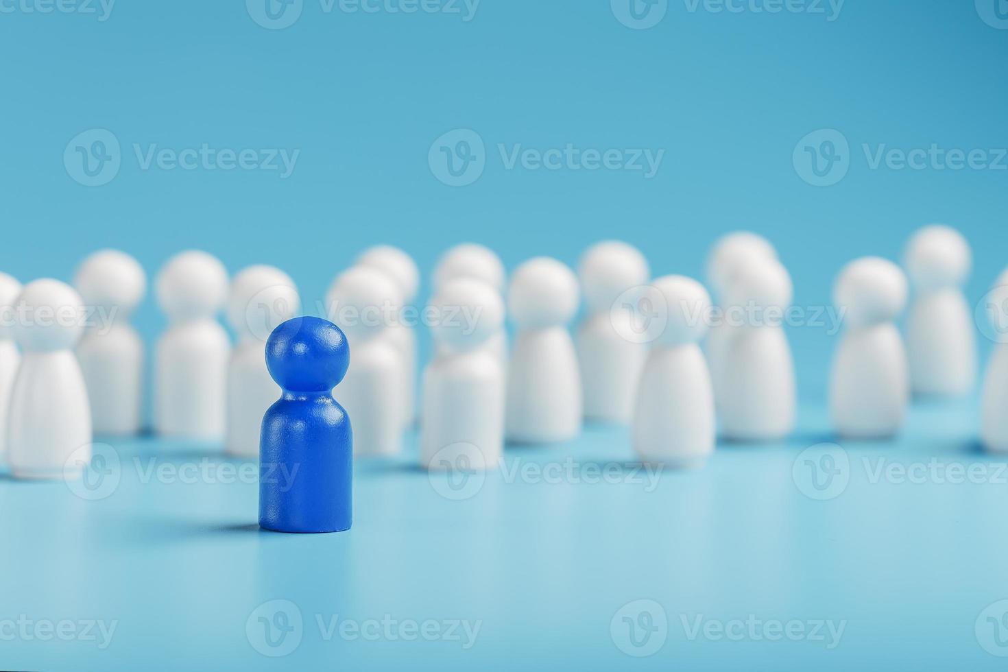 le leader en bleu dirige un groupe d'employés blancs vers la victoire, les rh, le recrutement du personnel. la notion de leadership. photo