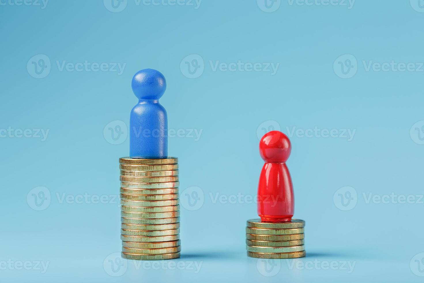 un homme d'affaires prospère bleu avec un gros profit sur une pile de pièces d'or et un homme d'affaires moins prospère rouge avec de petites entreprises sur fond bleu. photo