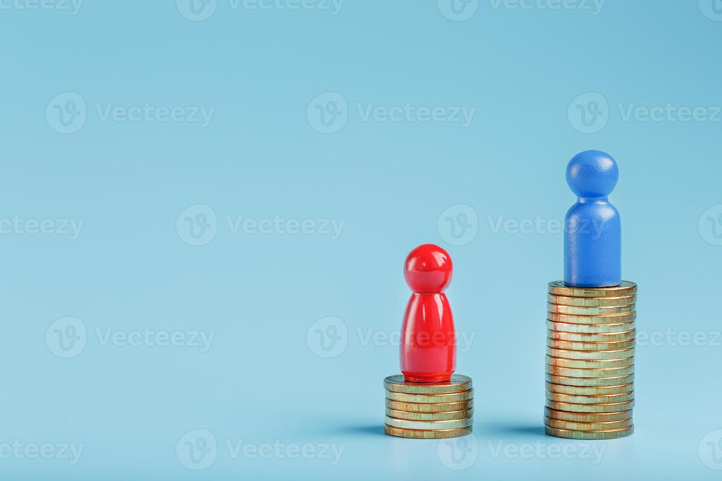 un homme d'affaires prospère bleu avec un gros profit sur une pile de pièces d'or et un homme d'affaires moins prospère rouge avec de petites entreprises sur fond bleu. photo