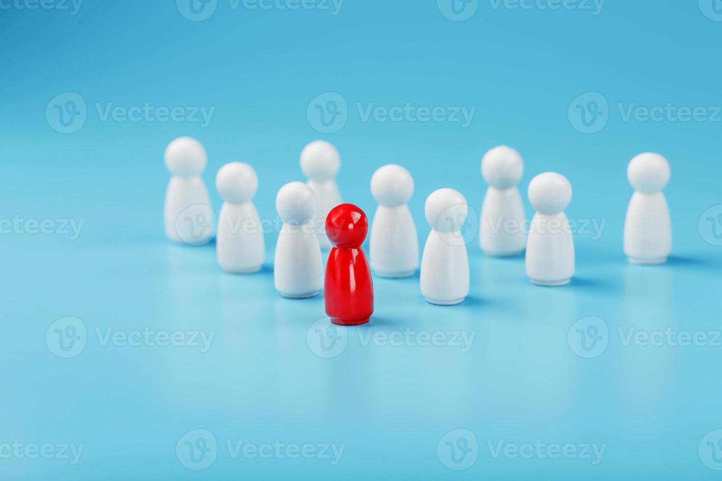 le leader en rouge mène un groupe d'employés blancs à la victoire, rh, recrutement du personnel. la notion de leadership. photo