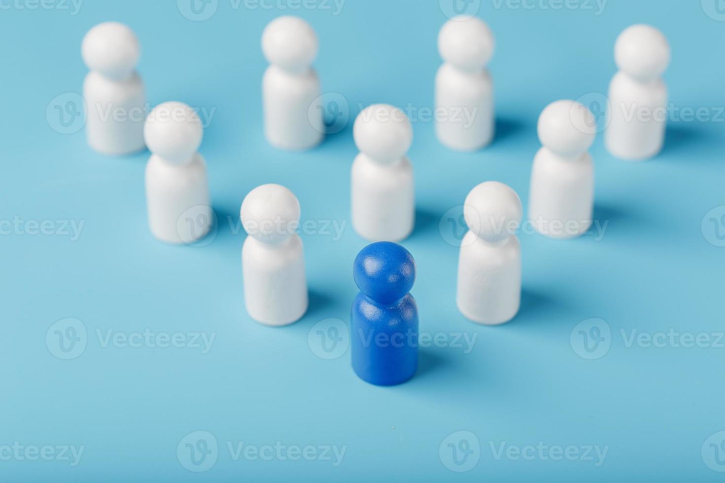 le leader en bleu dirige un groupe d'employés blancs vers la victoire, les rh, le recrutement du personnel. la notion de leadership. photo