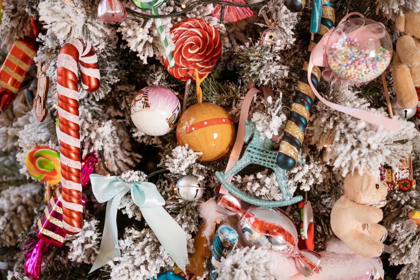 un fragment d'un arbre de noël décoré pris en gros plan photo