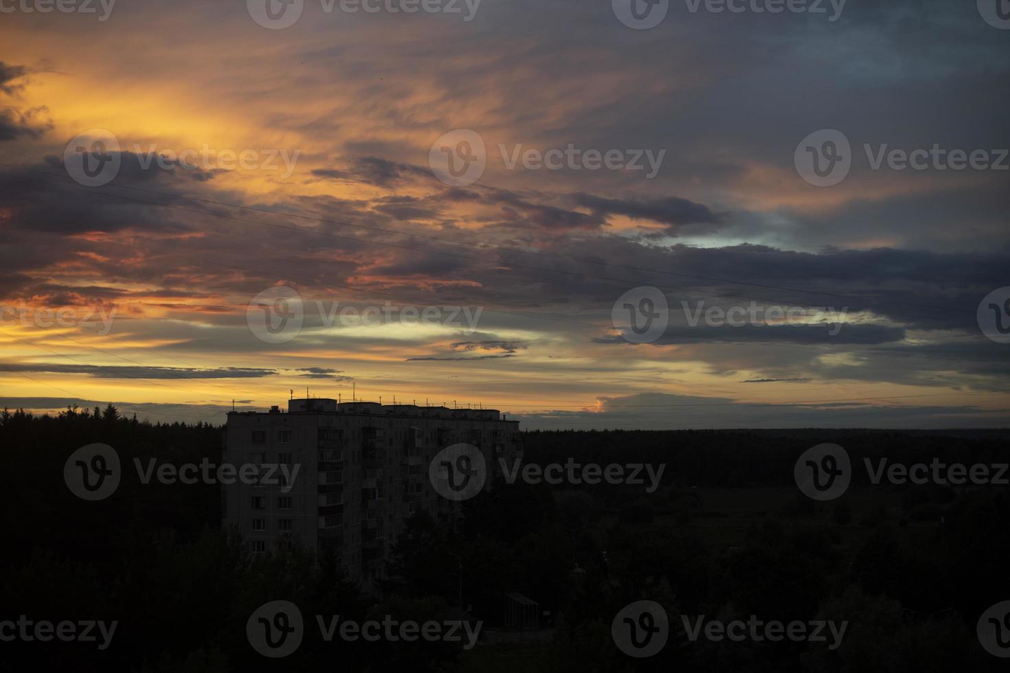 ciel du soir. beau ciel au coucher du soleil. nuages violets. photo