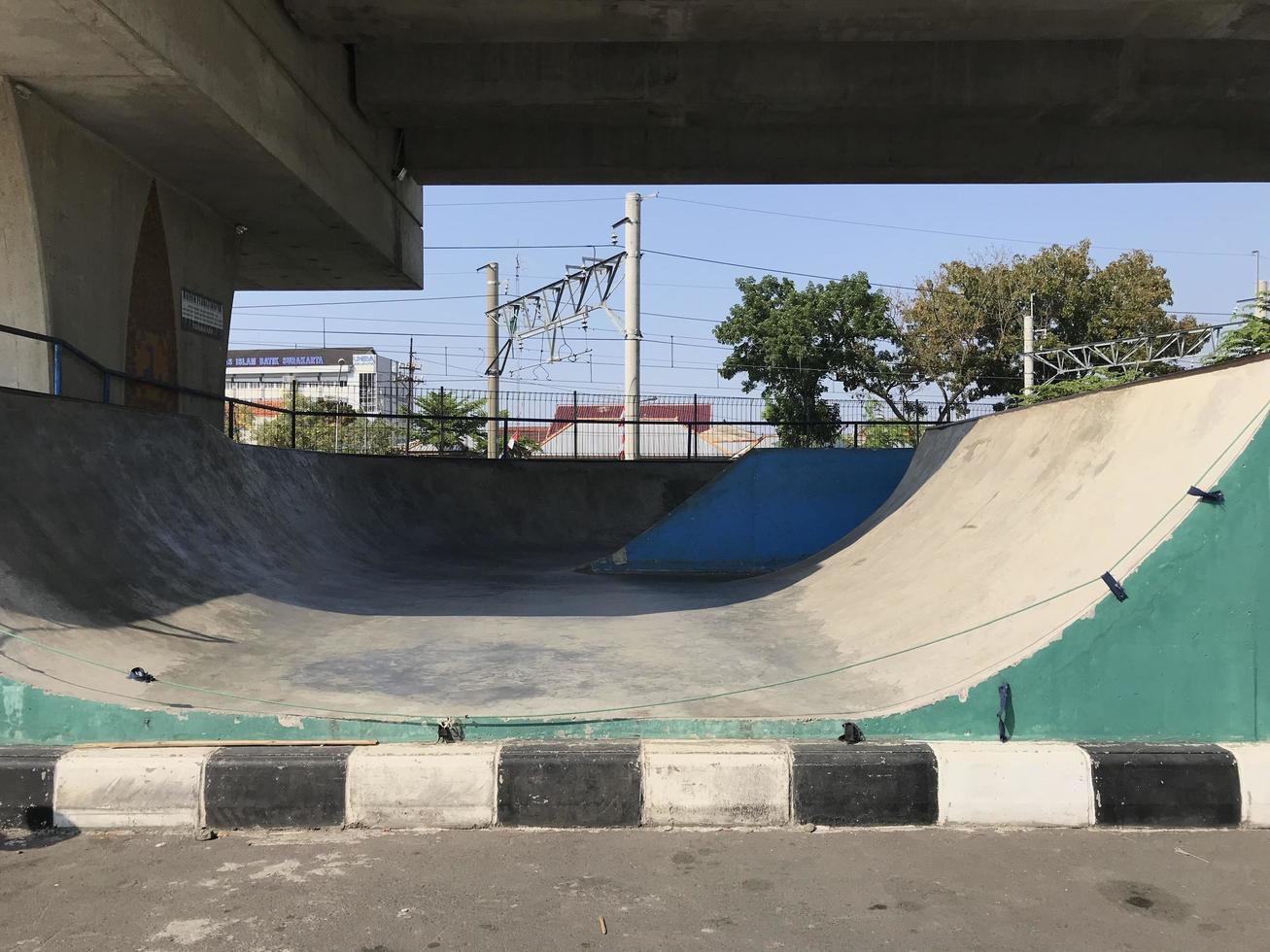 skatepark vide dans le parc public de la ville photo