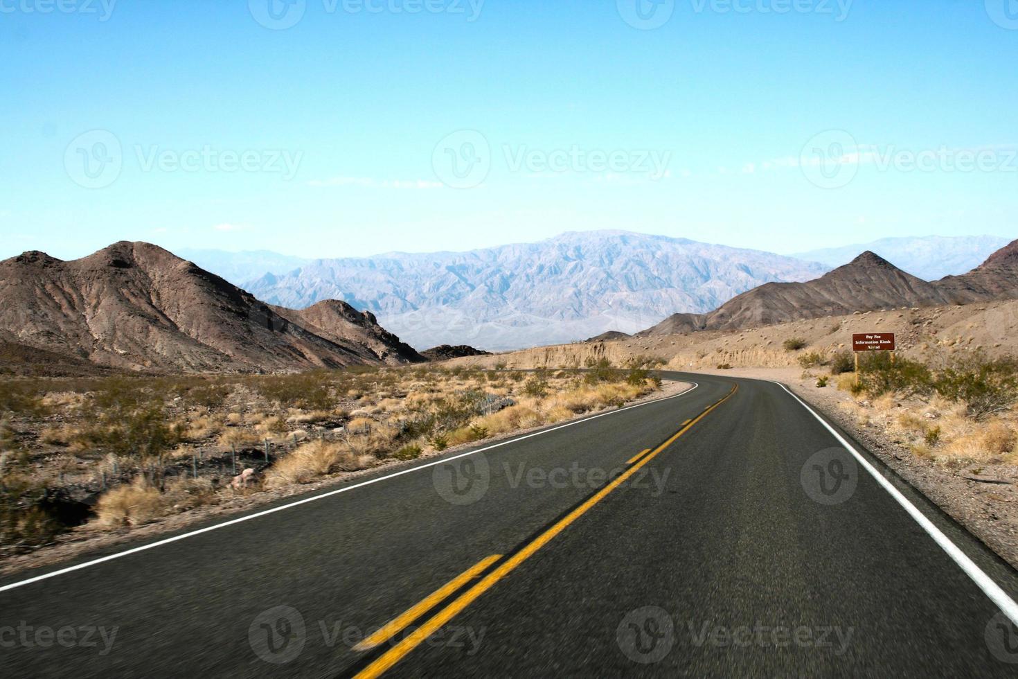 route asphaltée - route de montagne - vallée de la mort photo