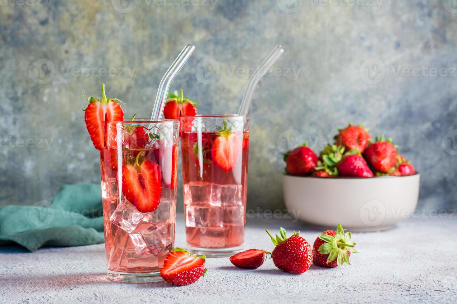 cocktail rafraîchissant avec des fraises dans des verres avec une