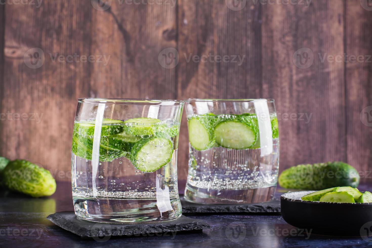 eau rafraîchissante avec du concombre dans des verres sur la table. boissons antioxydantes maison photo