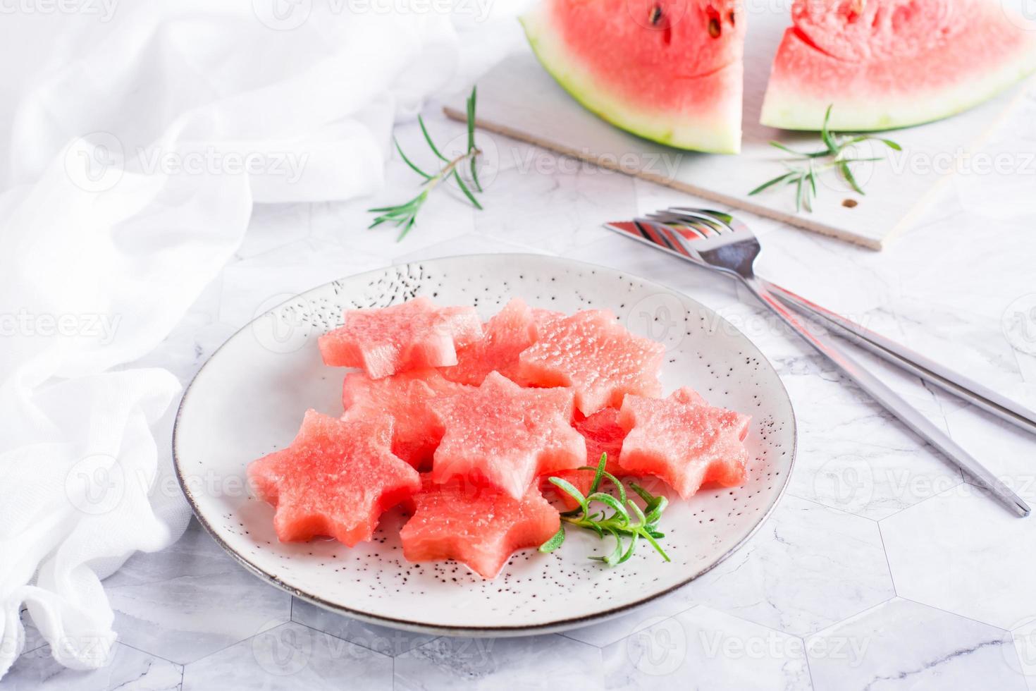 étoiles de pastèque mûres sur une assiette sur la table. rafraîchissement d'été. photo