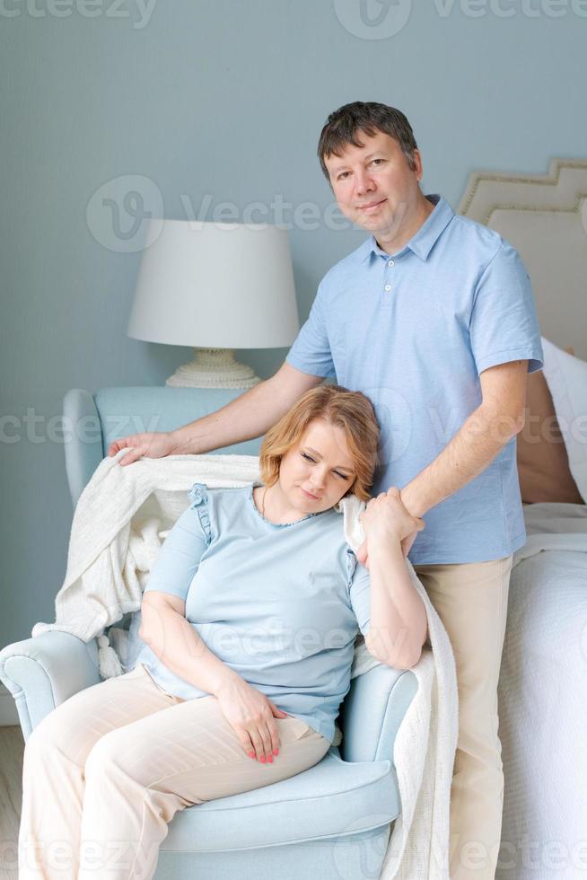 couple serein homme et femme aiment être ensemble. assis sur la même chaise photo