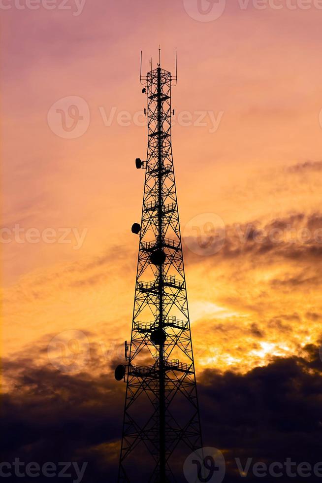 silhouette de tour de télécommunications photo
