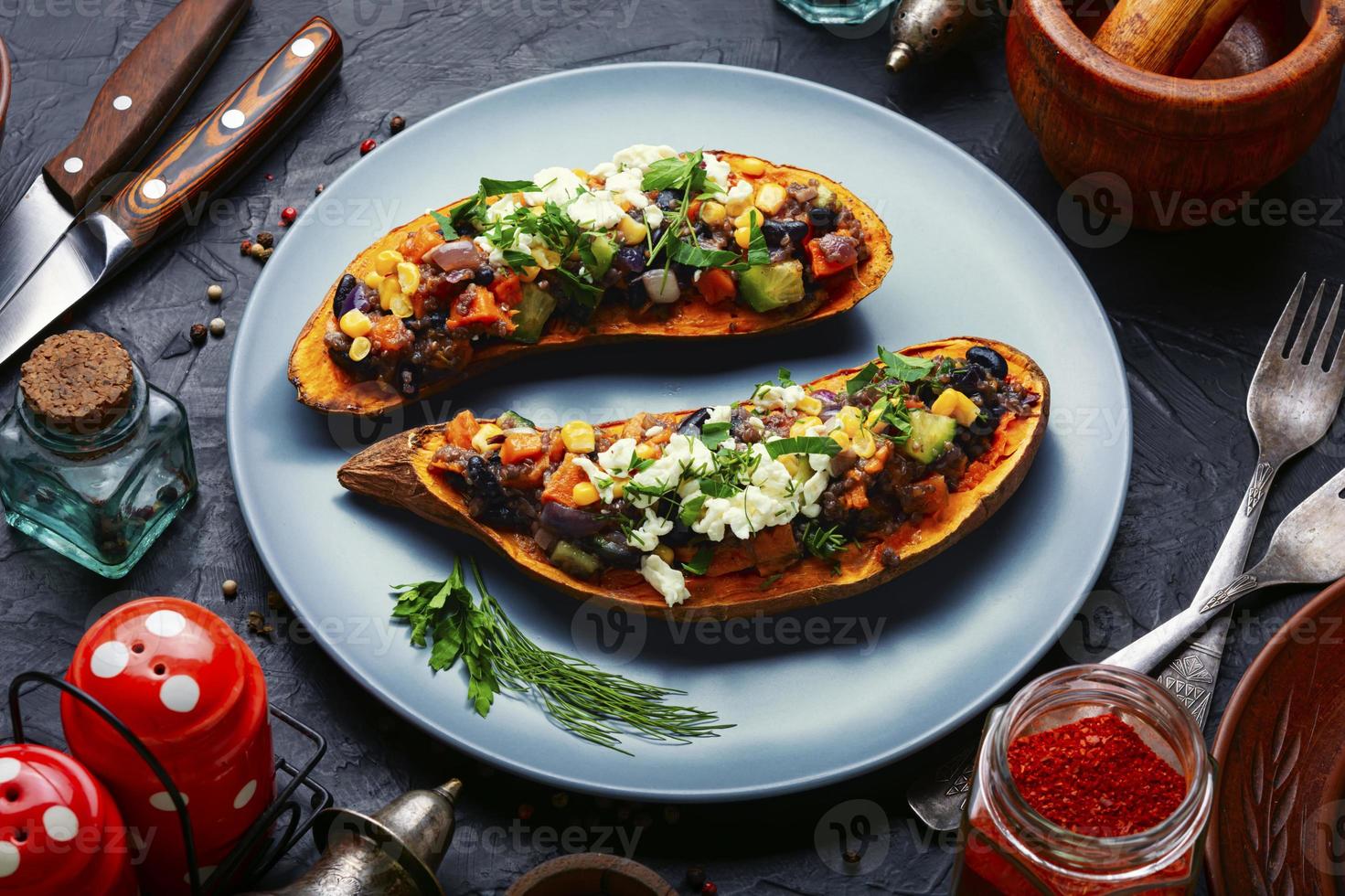 patate douce, batata cuite au four avec des légumes. photo