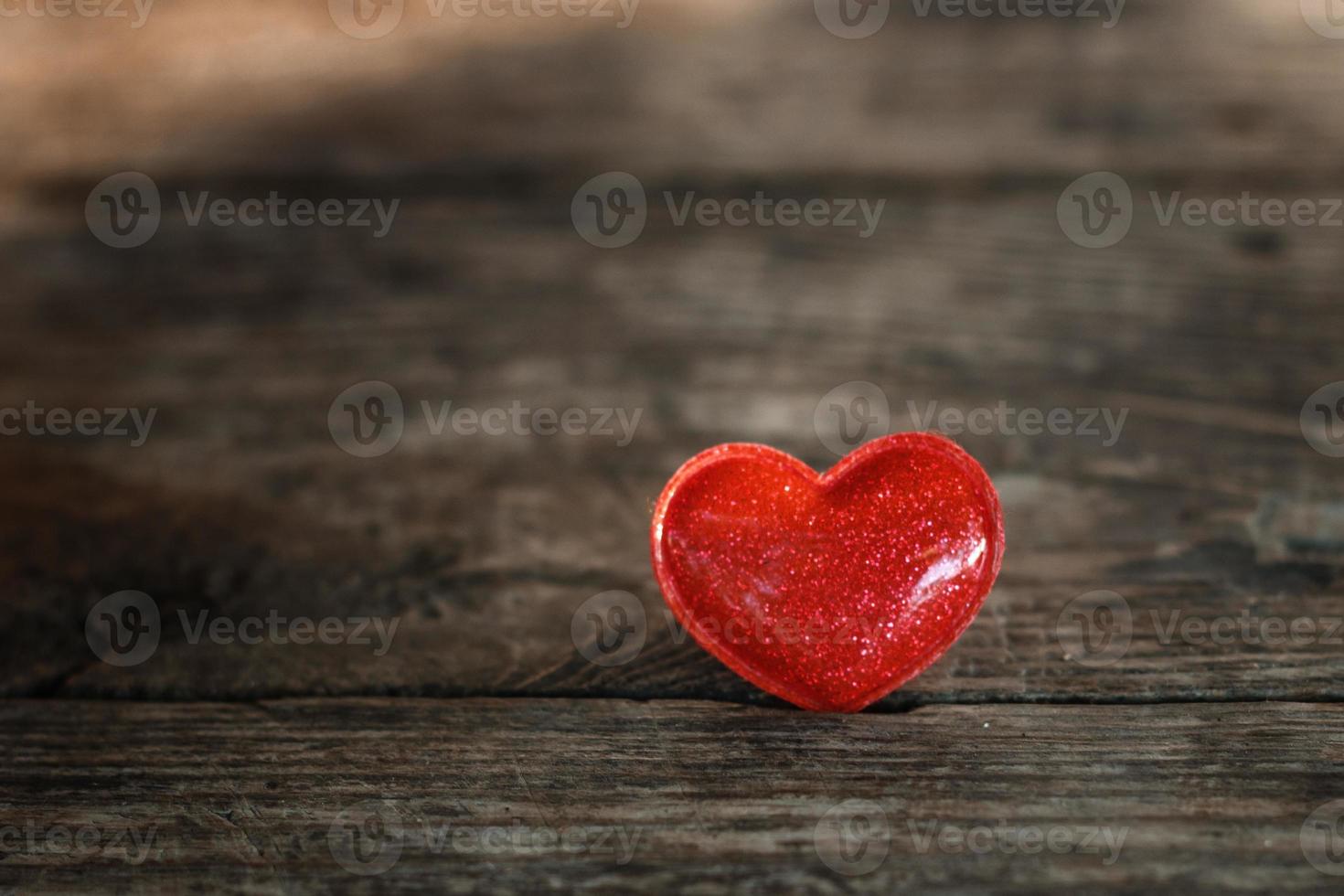 beau coeur rouge sur fond de bois, concept de romance et d'amour. photo