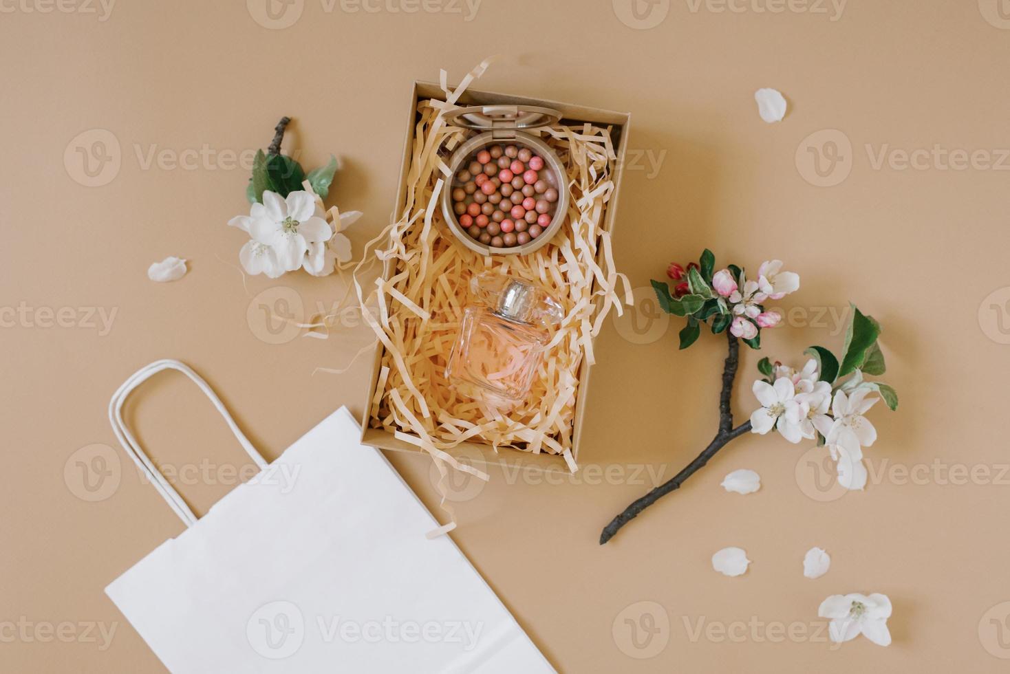 coffret cadeau avec cosmétiques et parfumerie pour anniversaire, saint valentin. surprise à plat pour blogueur photo