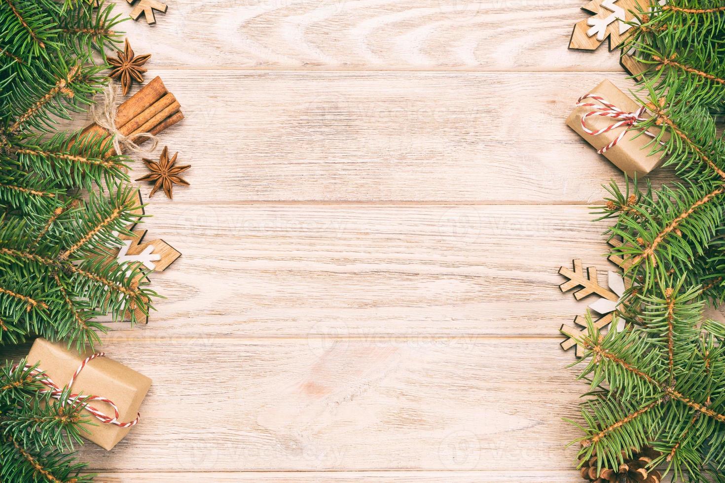 fond de noël avec sapin et boîte-cadeau sur une table en bois vintage et tonique. vue de dessus avec espace de copie pour votre conception photo