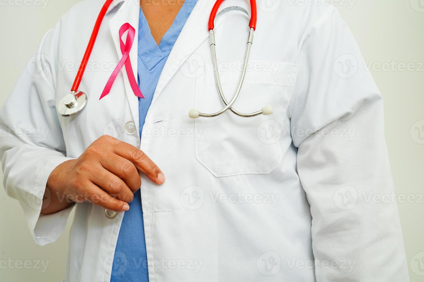 femme médecin asiatique avec ruban rose, journée mondiale du cancer du sein en octobre. photo