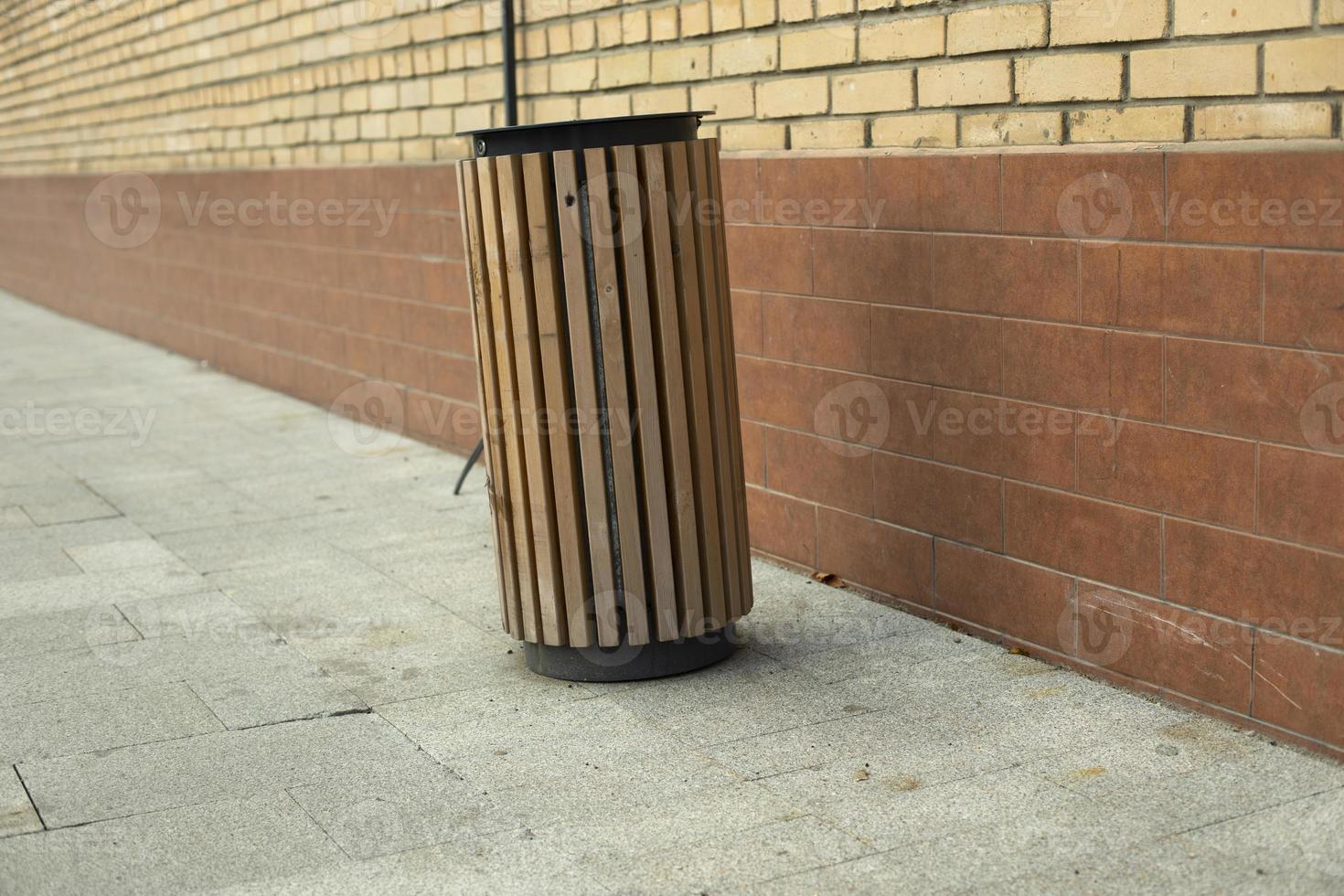 poubelle dans la rue. réservoir à déchets. ordures en ville. photo