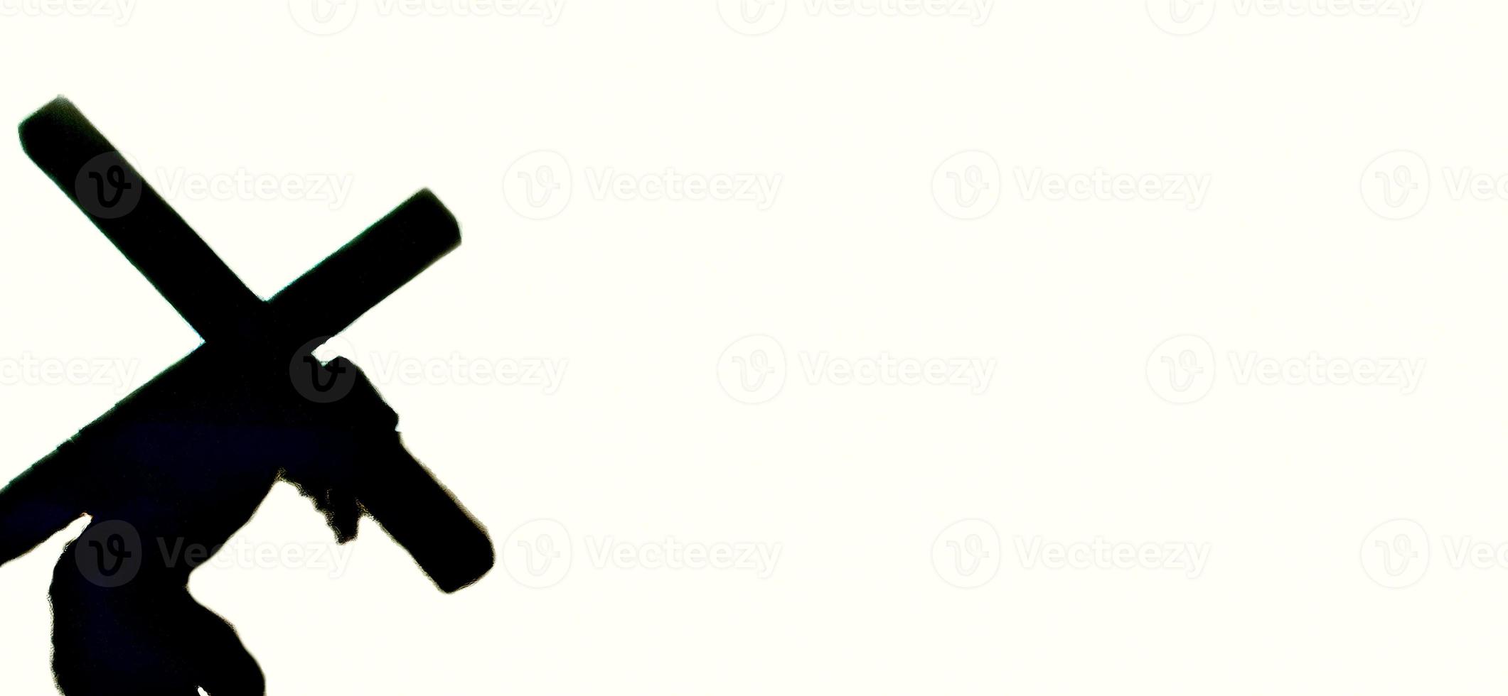 silhouette de jésus portant la croix sur fond blanc.copie espace bannière.lumière au monde.crucifixion de jésus photo