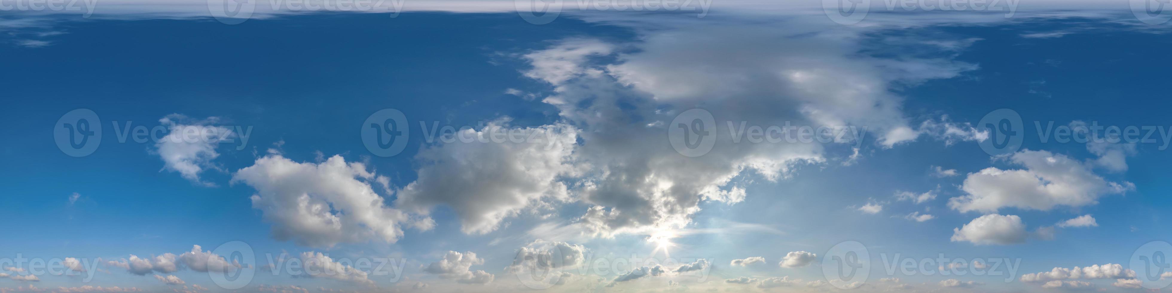 ciel bleu du soir avec de beaux nuages sous forme de vue panoramique hdri 360 sans couture avec zénith pour une utilisation dans les graphiques 3d ou le développement de jeux comme dôme du ciel ou modification d'un tir de drone photo