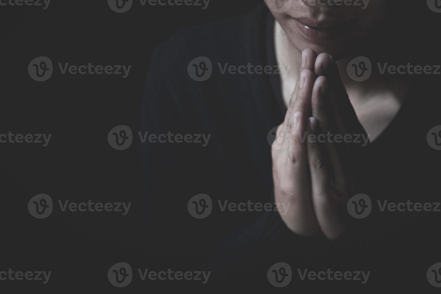 mains en prière avec foi en la religion et croyance en dieu sur fond sombre. hommage. geste des mains namaste ou namaskar. photo