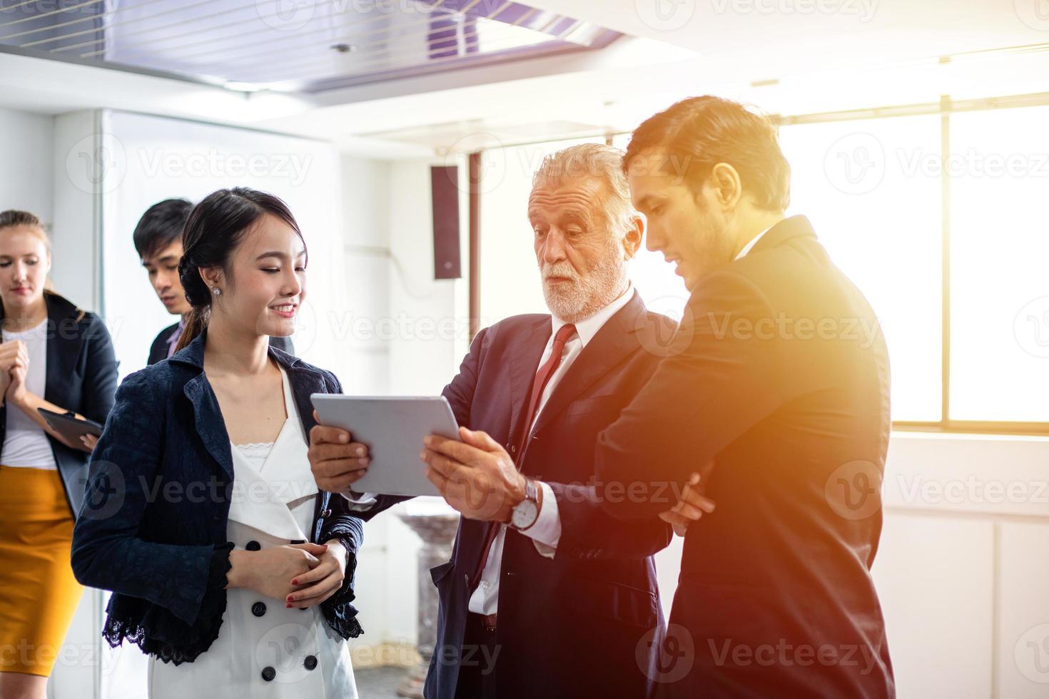 groupe de gens d'affaires utilisant des tablettes pour des réunions dans des salles de conférence. photo