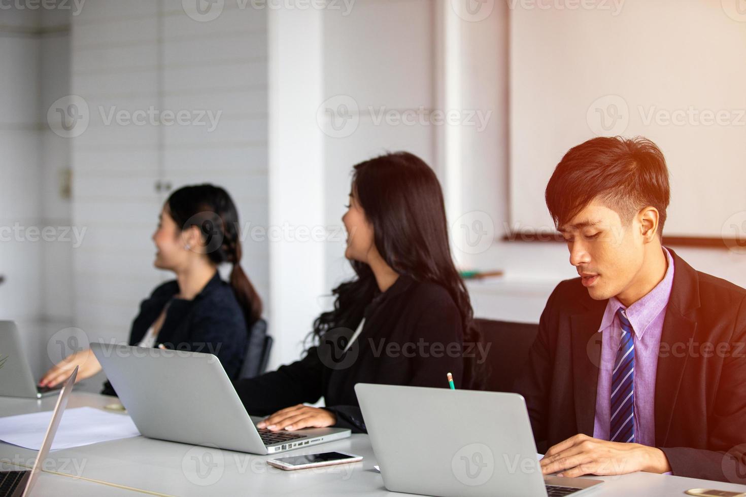 hommes d'affaires asiatiques travaillant et partageant des idées se réunissant dans la salle de conférence de l'entreprise photo