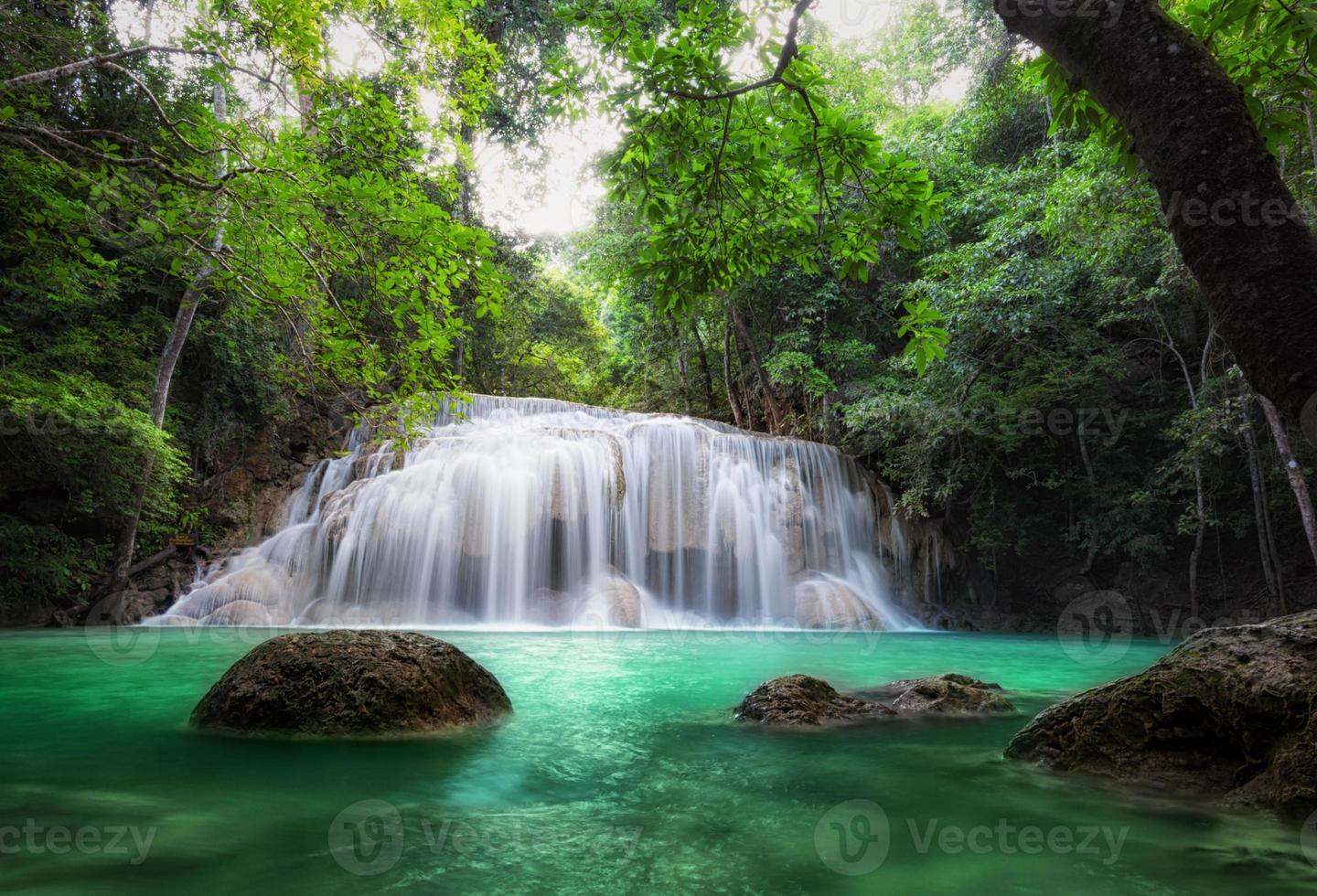 cascade dans la forêt tropicale. beau fond de nature photo