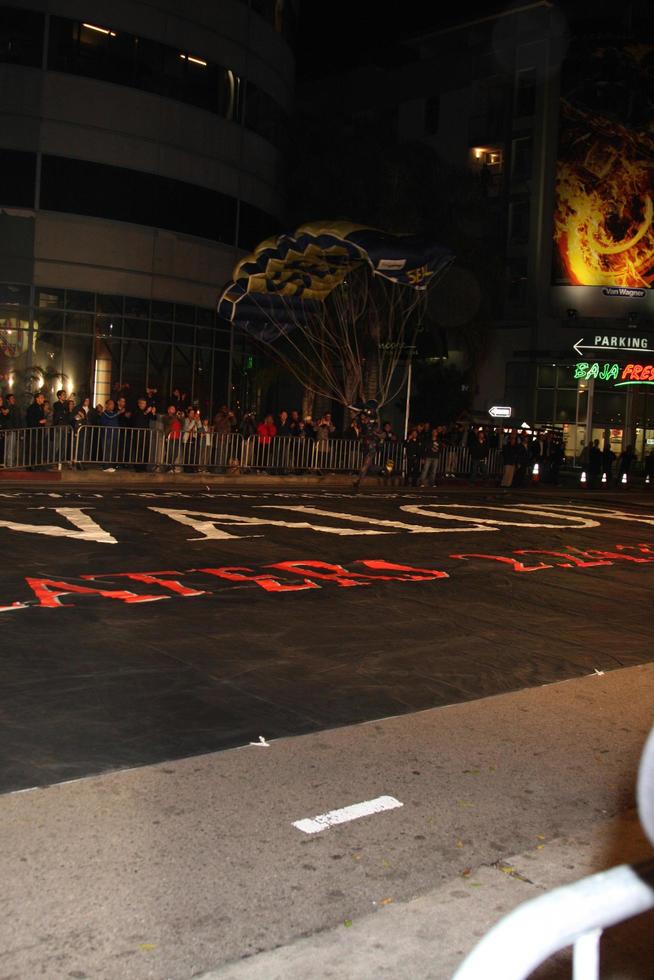 los angeles - 13 février - grenouilles sauteuses, l'équipe officielle de parachutistes de la marine américaine arrive à l'acte de bravoure la première aux théâtres arclight le 13 février 2012 à los angeles, ca photo