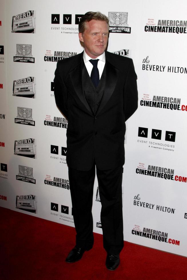 los angeles - oct 14 - anthony michael hall arrivant au 25e prix de la cinémathèque américaine en l'honneur de robert downey jr. à l'hôtel beverly hilton le 14 octobre 2011 à beverly hills, ca photo