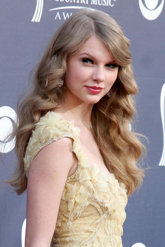 las vegas - 3 avril - taylor swift arrivant à l'academy of country music awards 2011 au mgm grand garden arena le 3 avril 2010 à las vegas, nv photo