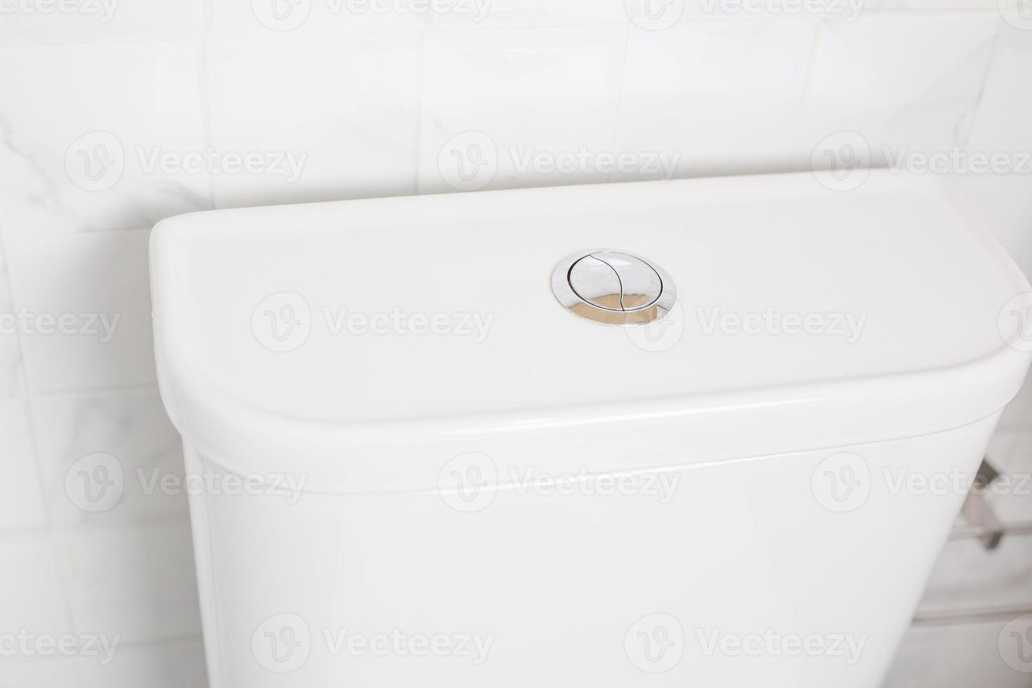 couvercle de toilette blanc et salle de bain propre photo