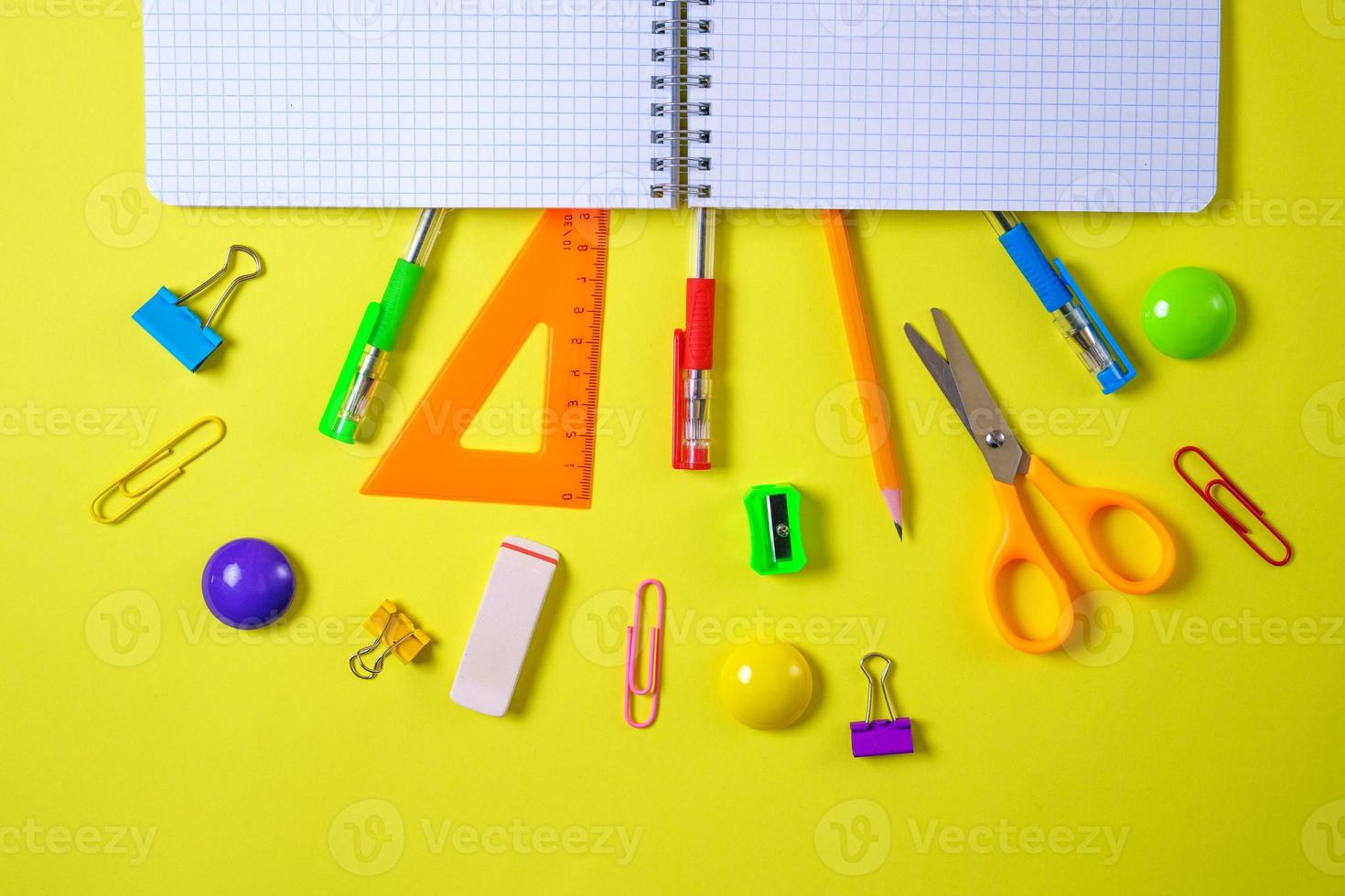 cahier avec un stylo et des notes colorées sur fond bleu et orange. photo